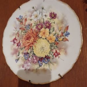 VINTAGE DECORATIVE WALL PLATE.